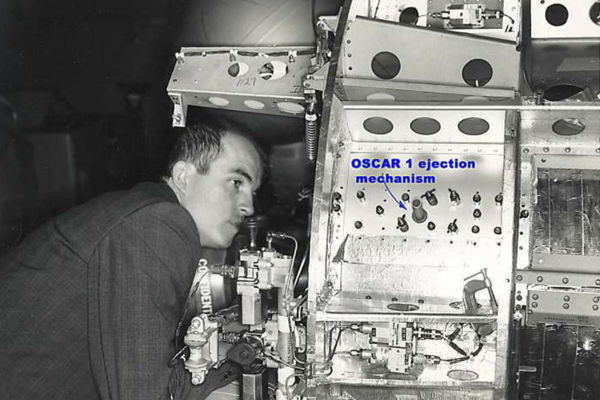 Lance Ginner kontrolliert das Auswurfsystem für OSCAR 1  (Bild: AMSAT)