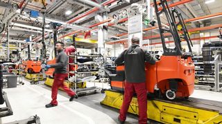 Die Kion Group AG hat im polnischen Kołbaskowo ein brandneues Werk für die Fertigung von Flurförderzeugen in Betrieb genommen. Dort laufen Gegengewichtsstapler für alle Marken des Unternehmens vom Band. (Linde / O. Lang)
