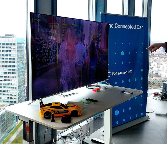 Crash Erkennung: Der vordere Dongle lässt sich an den Zigarettenanzünder eines Autos anschließen. Wenn er einen Autounfall erkennt, benachrichtigt er einen Callcenter-Agenten, der den Fahrer kontaktiert und sofort nach dem Unfall Schritte wie die Benachrichtigung von Behörden, medizinischen Diensten und der Versicherungsgesellschaft einleitet. Auch dieser Use Case läuft auf der Watson IoT-Cloud-Plattform. (Bild: Harald Karcher)