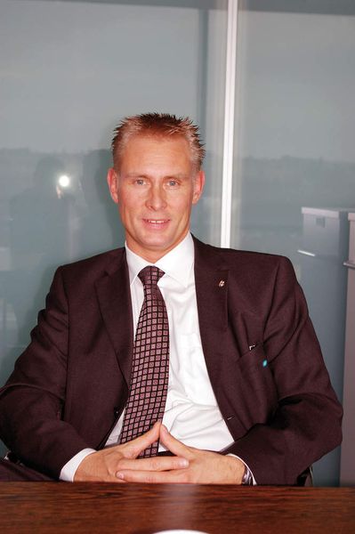 „Ein einzelner Schwerlastroboter kann in einer Linie mit mehreren kleineren Robotern entscheidend für die Zusage eines Projektes sein“, sagt Gerald Mies, Geschäftsführer der Fanuc Robotics Deutschland GmbH. Bild: Kroh (Archiv: Vogel Business Media)