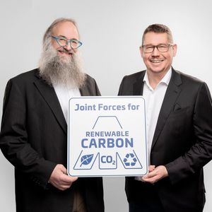 Michael Carus (links) und Lars Börger (rechts) setzen sich zukünftig gemeinsam mit dem Nova-Institut für erneuerbaren Kohlenstoff ein, um Fortschritte auf dem Weg in eine grünere und fossilfreie Zukunft zu erzielen. (Bild:  Christian Daitche/ Nova-Institut)