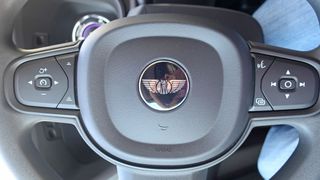 Das LEVC-Emblem im Lenkrad des Vans VN5 – wie geht es mit dem „London Taxi“-Hersteller weiter? (Bild: Grimm – »kfz-betrieb«)