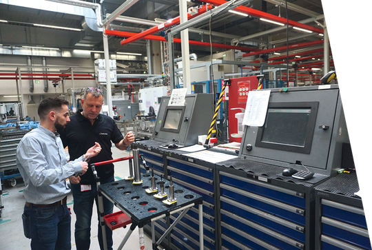 (Maurizio Martorana, Projektleiter bei Deutz, und Michael Hartsch, Tool Manager bei Walter, überprüfen die Werkzeuge an der Ausgabestation. Bild: Walter AG)