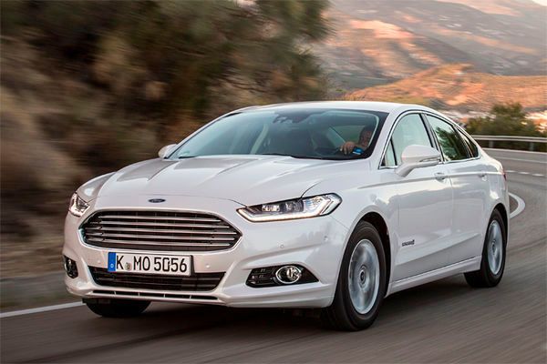 Der neue Ford Mondeo Hybrid: große Limousine mit weißer Umweltweste ab 35.200 Euro. Im Test gefiel der Duo-Antrieb unter anderem wegen seines vergleichsweise sehr geringen Kraftstoffverbrauchs. (Ford)