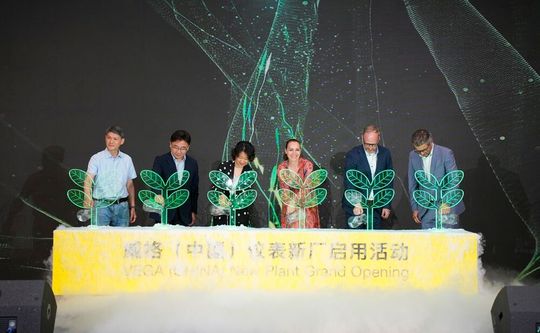 Ende Mai wurde das neue Werk in Jiaxing feierlich eröffnet. Mit dabei waren die geschäftsführende Gesellschafterin Isabel Grieshaber (Dritte von rechts), der Geschäftsführer Markus Kniesel (Zweiter von rechts) und Christoph Siegel (rechts), der bei VEGA in Schiltach für die Bereiche Sales, Customer Services, Product Management, Information Management und IT zuständig ist.(Bild:  Vega)