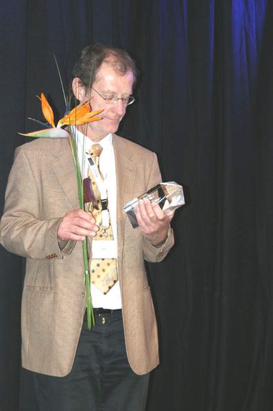 Prof. Dr-Ing. Herrmann de Meer, Director des Institute  of IT Security and Security Law, Chair of Computer Networks and Communications der Universität Passau, räumte den Rechenzentrumspreis der 8. Kategorie ab: „Ideen und Forschungen rund um das Rechenzentrum“. Die Universität Passau hat sich in den letzten Jahren intensiv mit Energieverbrauch und CO2-Emissionen von Rechenzentren und Internet auseinandergesetzt und verschiedene Optimierungsstrategien entwickelt. (Bild: Ostler)