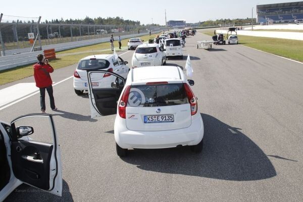 Bertha Benz Challenge 2012, 3. Tag: Rundfahrt über den Hockenheimring im Rahmen des Abschlußlaufes derInternationalen Deutschen Motorradmeisterschaft (Bild: Ulrich Steinlechner)