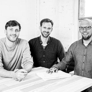 Platz 50: Accure Battery Intelligence verrät das Vorhaben schon im Namen. Das Start-up rund um die Gründer Kai-Philipp Kairies (links), Johannes Palmer und Georg Angenendt will es ermöglichen, in die "black box" Batterie hineinzuschauen. Mithilfe von prädiktiver Diagnostik sollen Batteriefehler rechtzeitig erkannt und im besten Fall verhindert werden. Analysen des Alterungsverhaltens der Batterie sollen Verbesserungen ihrer Lebensdauer ermöglichen. Accure nutzt dafür Cloud Computing. (Bild:  Accure Battery Intelligence)