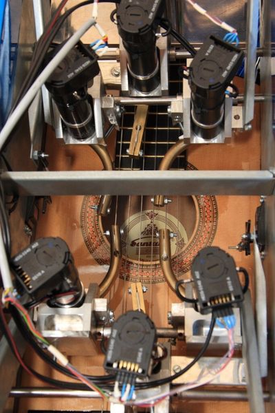 Die Gitarren-Saite wird durch drei maxon-Motoren angetrieben. (Bild:Teamdare/Maxon)