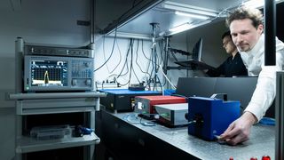 Forscher am Leibnitz-IPHT knüpfen neuronale Netzwerke aus Licht! Mit einer optischen Faser spare man sich damit Tausende von Computerchips. Künstliche Intelligenz spielt dabei auch eine Rolle. Zugute kommt die Innovation etwa der medizinischen Diagnostik. Hier mehr dazu ... (Bild: S. Döring / Leibnitz-IPHT)