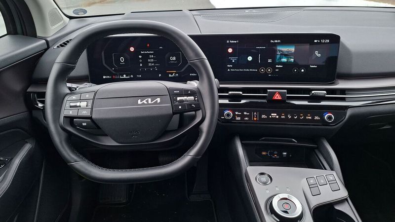 Das überarbeitete Infotainmentsystem im Kia Sportage ist technologisch auf der Höhe der Zeit. Zum Ziel gelangt man dank Swipen recht schnell, wenngleich das Wischen auch vom Straßengeschehen ablenkt.  (Bild: Dominsky – VCG)