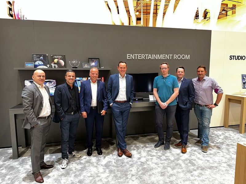 Das LG-Team will gegen das S&K-Team eine Runde Zocken. Die passenden Monitore dafür haben sie ja. (Bild: Vogel IT-Medien)