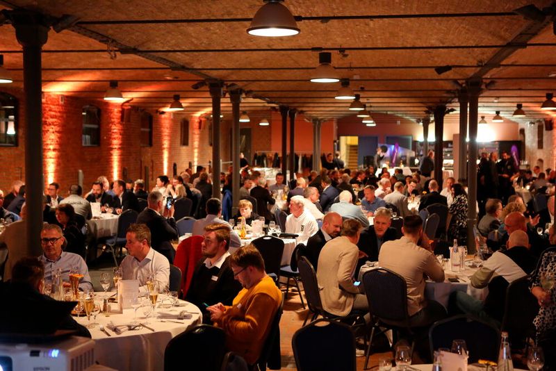 Beim Networking Dinner im ehemaligen Rinderstall gab es viel Gelegenheit für persönliche Gespräche. (Bild: ComTeam)