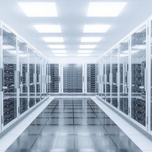 Mersen präsentiert Lösungen für den elektrischen Schutz und das Energiemanagement in Rechenzentren. Das Unternehmen zeigt ein speziell auf Rechenzentren zugeschnittenes Portfolio, das sich mit den Herausforderungen des Energiemanagements und der Wärmeableitung in der gesamten Infrastruktur befasst – vom Grey Room über den White Room bis hin zur Rack- und Serverebene. Die am Messestand gezeigten Lösungen ermöglichen steigende Leistungsdichten, höhere Gleichspannungen sowie den Aufbau zuverlässiger, skalierbarer und modularer Architekturen.(Bild: ©  nerminmuminovic - stock.adobe.com)