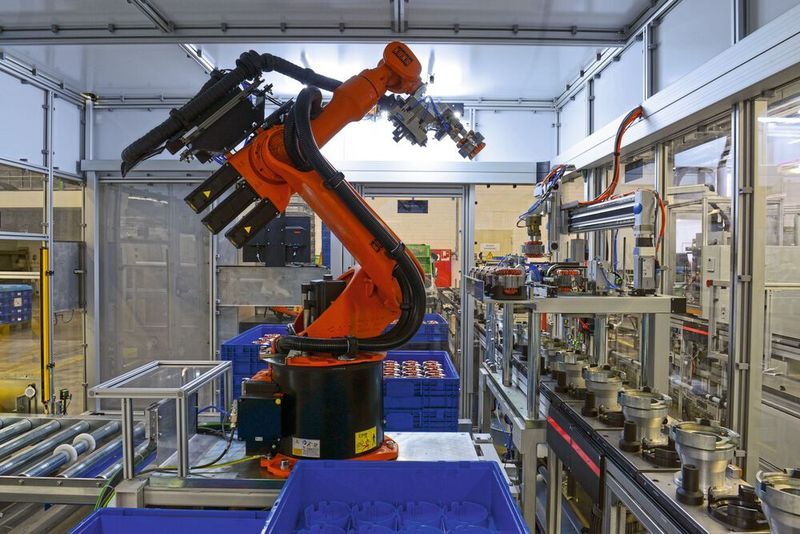 Der Kuka KR Cybertech prüft mit einer Kamera am Greifer die korrekte Positionierung der Statoren und führt sie dem weiteren Produktionsprozess zu. (Kuka)