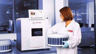 Abb. 1: Die Mikrowellenreaktionsplattform Multiwave 5000 für die Probenvorbereitung per Mikrowellenaufschluss. Eines der vielen Features: Handsfree-Türöffner, der das Beladen des Mikrowellenofens vereinfacht.  (Anton Paar)