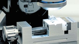 Das Digitalmikroskop erlaubt eine schnelle und detaillierte Untersuchung von Wälzlagern und erweitert den Service für die Kunden von Findling Wälzlager. (Findling)