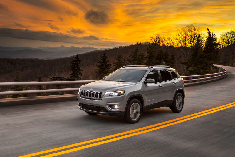 Der Jeep Cherokee erhält eine frischere Optik: vor allem die Front wirkt deutlich konventioneller. (FCA)