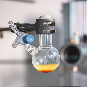 Aus Licht Energie gewinnen: Das neu entwickelte „Nanozym“, ein gelbliches Pulver, ahmt die Eigenschaften der an der Photosynthese beteiligen Enzyme nach. (Bild:  Astrid Eckert – TUM)