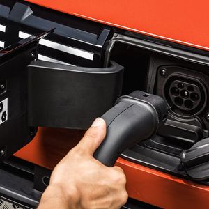 Unter Idealbedingungen kommt der kurze Stromer rund 200 Kilometer weit.(Bild:  Dacia)