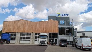 Mit seinen großflächigen Holzverkleidungen und dem Sichtbeton sieht der Neubau von Zapp anders aus als die meisten anderen Werkstattbetriebe. (Bild: Rosenow – VCG)