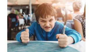 Aus hungrig wird wütend – oder „hangry“, wie es im Englischen heißt. Forscher haben nun gezeigt, dass Hunger erst dann die Stimmung verschlechtert, wenn er bewusst wahrgenommen wird. (Symbolbild) (Bild: © Daniel Jędzura - stock.adobe.com)