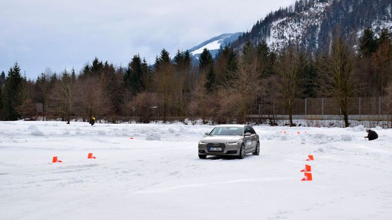 Fahrversuche auf Schnee (Symbolbild) gehören immer noch zu jedem Winterreifentest. Doch die Bewertung auf nasser und trockener Straße sowie die Umwelteigenschaften sind ebenfalls wichtig.(Bild:  Rosenow – VCG)