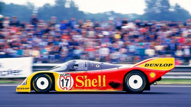 Stuck in einem Porsche 962 C, der Weiterentwicklung des 956, beim Supercup 1987. Mit einem anderen 962 feierte Hans-Joachim Stuck und Derek Bell den ersten Sieg eines Porsche-Rennwagens mit Doppelkupplungsgetriebe bei einem Renneinsatz.  (Bild: Porsche AG)