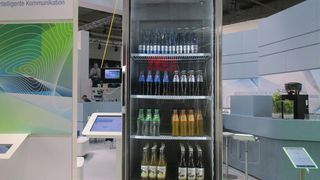 Auf der Hannover Messe hat EBM-Papst sein vernetztes Steuerungssystem für Kühlgeräte am Beispiel eines Getränkeautomaten vorgestellt. (EBM-Papst)