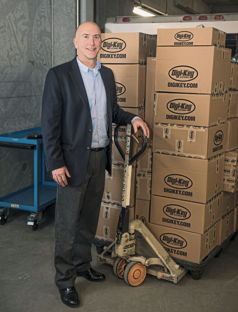 Dave Doherty: Der CEO im Digi-Key-Logistikzentrum mit Hubwagen und vielen Paketen für Kunden.