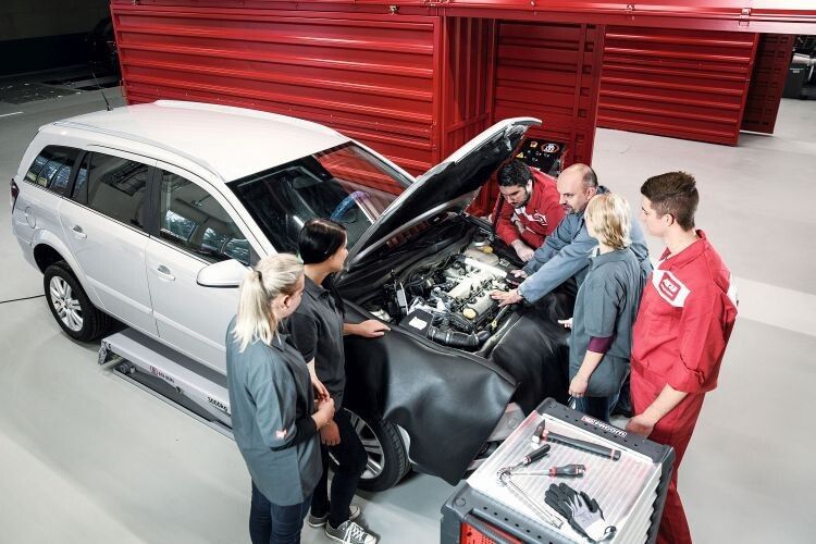 A.T.U-Mitarbeiter werden mit der neuesten Fahrzeugtechnik vertraut gemacht. (Foto: ATU)