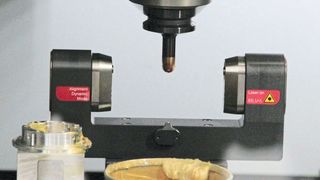 Seit seinem Debüt auf der EMO 2017 sorgt das laserbasierte Werkzeugmesssystem LC50-Digilog von Blum Novotest bei Zerspanprozessen für höhere Produktivität. Wie hier, im Rahmen des Tech-Talk Mitte Juni 2018 am Standort Grünkraut demonstriert, funktioniert die Digilog-Technik auch dann, wenn das zu messende Werkzeug einen Kühlschmiermittelfilm trägt. Was es sonst noch „drauf“ hat, lesen Sie in diesem Beitrag. (Königsreuther)