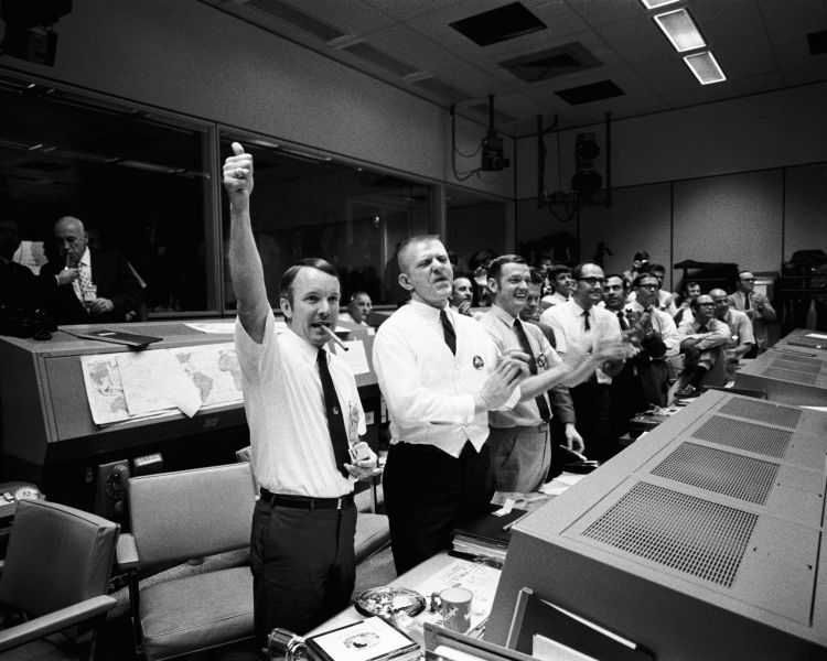 Erleichterung und Jubel im Kommandozentrum der NASA in Hoston nach der erfolgreichen Landung. Auch wenn die eigentliche Mission nicht erfüllt werden konnte gilt nach Ansicht der NASA die erfolgreiche Rückführung der Astronauten nach dem Unglück als 