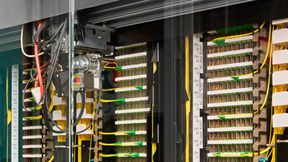 DE-CIX beschäftigt nicht nur mehr als 250 Mitarbeiter:innen aus mehr als 35 Nationen, die Strippen ziehen, sondern auch Patch-Roboter.  (Bild: DE-CIX)