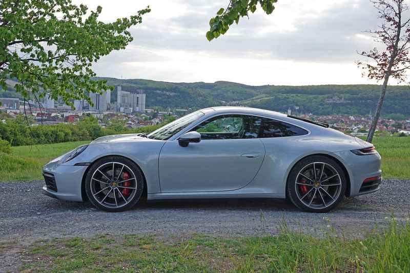 Die 911er-typische Silhouette haben die Designer nicht angerührt. Auffällig ist aber die Mischbereifung: vorne steht der 992 auf 20, hinten auf 21 Zoll großen Felgen. (Schreiner/»kfz-betrieb«)