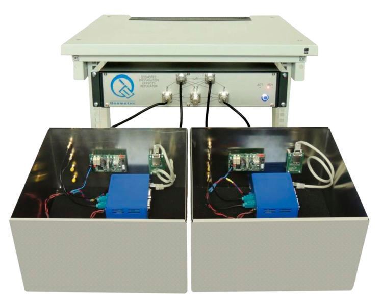 QPER ist ein System aus Dämpfungsgliedern zur Beeinflussung der Signalstärken bei der Funkübertragung. Die mittels Koaxialkabel angeschlossenen Funkmodule werden einzeln in Schirmdosen platziert, um einen unerwünschten direkten Nachrichtenaustausch zwischen den Geräten zu verhindern. (Qosmotec)