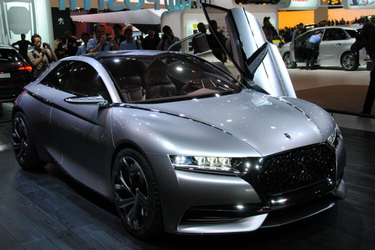 DS sucht den Schwung: Die PSA Premiummarke DS will mit dem viertürigen Divine überzeugen. Klare und scharfe seitliche Linien sowie die besondere Gestaltung des Daches könnten einen Ausblick auf künftige Modelle geben. (Foto: Baeuchle)