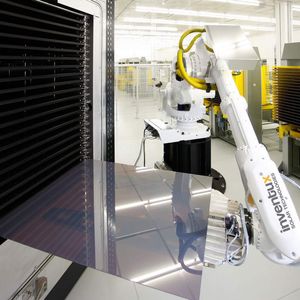In der Produktion von Dünnschicht-Solarmodulen spielen Roboter eine zentrale Rolle. Bild: Inventux