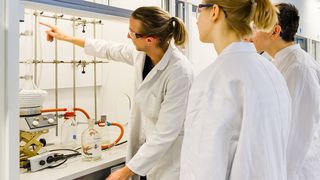 Mit neuen digitalen Tools soll die Weiterentwicklung für Auszubildende der Chemie- und Pharmaziebranche einfacher werden. (HTW Dresden / Peter Sebb)
