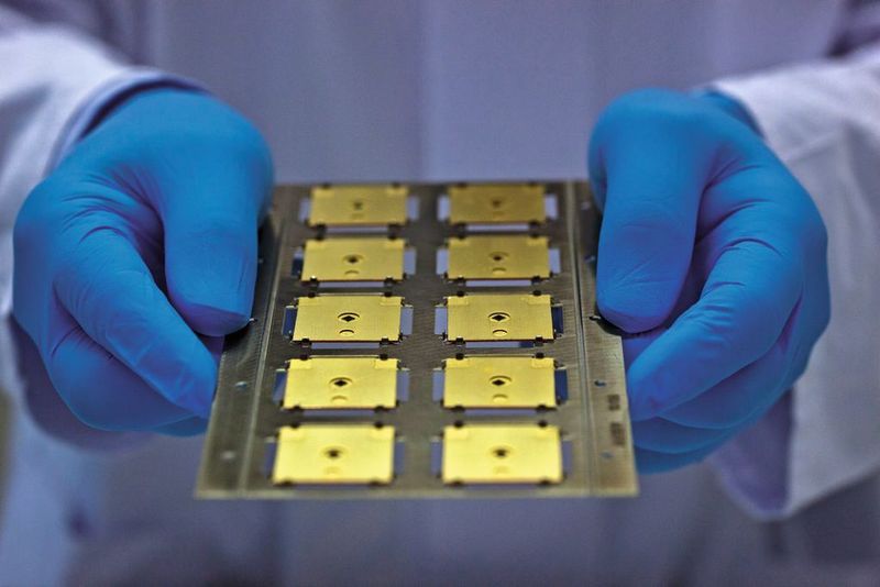 Solarzellen-Baugruppen für Konzentratorphotovoltaikmodul: winzige Stapelsolarzellen (3 mm Durchmesser) mit Metallplatten zur Wärmeableitung.  (Bild: Deutscher Zukunftspreis, Ansgar Pudenz)