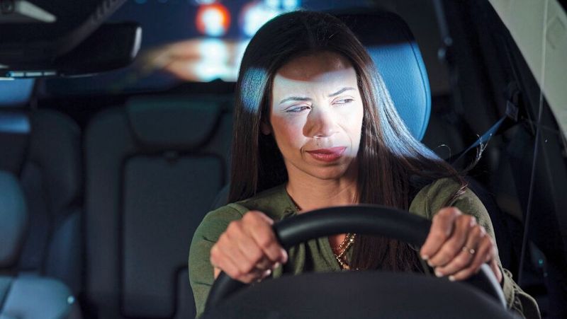 Nicht nur entgegenkommende Fahrzeuge können blenden – auch Lichtreflexionen der Außen- und Innenspiegel können die Sicht beeinträchtigen.(Bild:  Gentex)