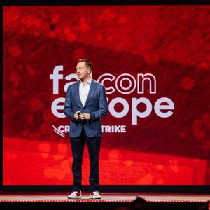 In seiner Keynote zur Eröffnung sprach George Kurtz, Gründer und CEO von Crowstrike, über die Ziele seines Unternehmens. Alle Blicke richten sich dabei auf KI.(Bild:  Crowdstrike)