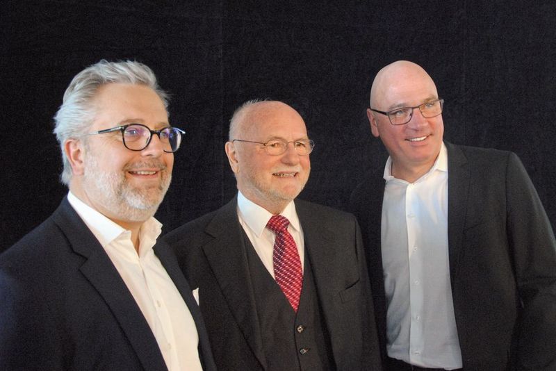 Setzen auf Partnerschaft: (v.li.) Christoph Mittelberger (Vertriebsvorstand Renault Deutschland), Klaus von der Weppen (Firmengründer und Seniorchef Autohaus von der Weppen) und Steffen Cost (Geschäftsführer Kia Motors Deutschland). (Baeuchle/»kfz-betrieb«)