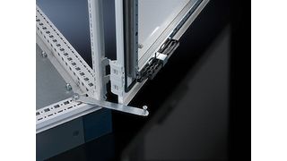 Um die Sicherheit im Gefahrenfall zu erhöhen, hat Rittal eine spezielle Türarretierung für Fluchtwege entwickelt, die bei Druck selbstständig auslöst und die Tür in beiden Richtungen freigibt. (Rittal)