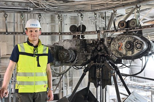 Geowissenschaftler Jahn Faust ist Produktionsleiter Rohstoffe im Tirschenreuther Werk der Imerys Tableware Deutschland. Gemeinsam mit seinem Team
ist er verantwortlich für die Herstellung von gemahlenen Pegmatit-Sanden,
dem Grundstoff von Porzellanmassen. Neben ihm ist einer der Greifer zu sehen,
die mithilfe der Baugruppe von BAM wieder in Gang gesetzt wurden. Geowissenschaftler Jahn Faust ist Produktionsleiter Rohstoffe im Tirschenreuther Werk der Imerys Tableware Deutschland. Gemeinsam mit seinem Team
ist er verantwortlich für die Herstellung von gemahlenen Pegmatit-Sanden,
dem Grundstoff von Porzellanmassen. Neben ihm ist einer der Greifer zu sehen,
die mithilfe der Baugruppe von BAM wieder in Gang gesetzt wurden.