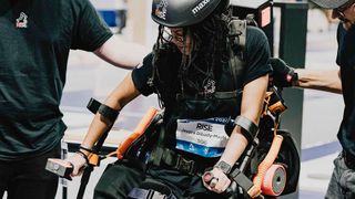 Die TU Berlin zeigt auf der Hannover Messe 2025 u.a. das Exoskelett Rise Exo-One für Menschen mit Rückenmarksverletzungen. (Bild: Rise)
