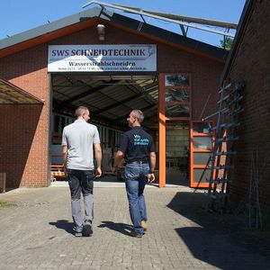Zwei Chefs auf Erfolgskurs per Wasserstrahlschneiden: Anwender und SWS-Geschäftsführer Sergej Wart (links) mit Dipl.-Ing. (FH) Sven Anders, dem Geschäftsführer von STM Waterjet GmbH Germany.