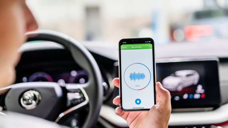 Die App registriert die Geräusche und gleicht sie mit dem „korrekten“ Geräuschmuster ab. Die festgestellten Abweichungen geben dann Aufschluss über vorliegende Probleme. (Bild: Skoda)