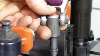 Die Kugeltragbolzen von Halder gibt es aus manganphosphatiertem Vergütungsstahl und aus rostfreiem Stahl. (Bild: Halder)