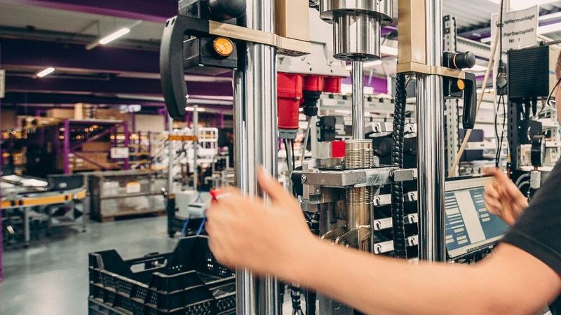 Flexible Arbeitsprozesse und eine enorm hohe Fertigungstiefe von nahezu 100 Prozent erlauben die Herstellung individueller Produkte. Je nach Produktausführung fertigt KW Dämpfer- und Fahrwerksmontage auftragsbezogen bis zu 500 Dämpfer pro Tag. (Bild: KW automotive)